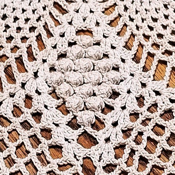 New Hand Crafted Diamond Puff & Pineapple 32 1/2" Natural Color Doily - Picture 2 of 5